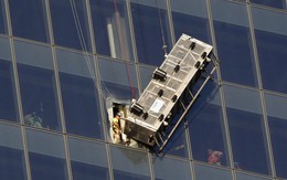 Hai nhân viên lau kính kẹt ngoài tầng 69 tòa nhà New York