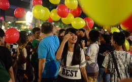 Người Sài Gòn đổ về phố đi bộ, Hà Nội tưng bừng pháo hoa