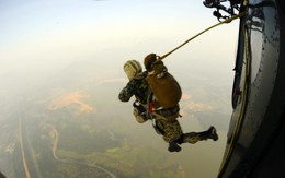 Đặc công tập luyện đổ bộ đường không