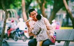 Ảnh người cha hôn đứa con bại não gây xúc động