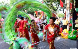 Theo chân đoàn lân múa khai trương đầu năm