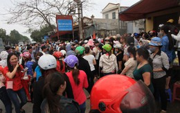 Gần 2.000 công nhân ngừng việc, ném trứng thối vào người đi làm