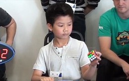 Clip chú bé xoay rubik bằng một tay trong 27 giây