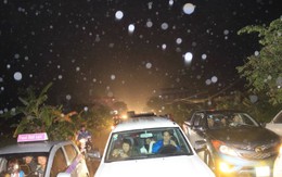 Mưa lớn bất ngờ, phiên cầu may chợ Viềng 'vỡ trận'