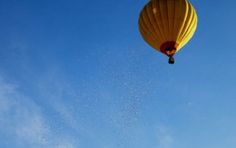Bạn đọc tranh luận trái chiều việc rải tiền từ khinh khí cầu