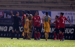 HLV Nguyễn Minh Phương phản ứng trọng tài