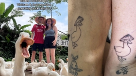 Cặp đôi Tây xăm hình chú vịt đội nón lá sau khi du lịch Việt Nam