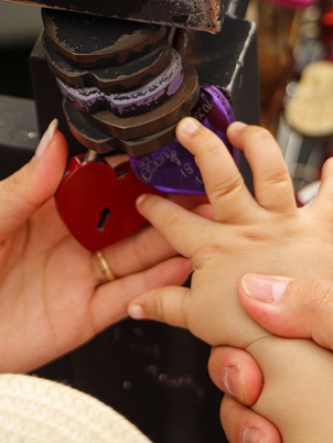 Đây 'ổ khóa tình yêu' của ba mẹ trước khi con chào đời