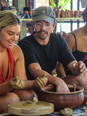 Đến làng gốm Thanh Hà tự tay nặn chén bát, tò he đất nung