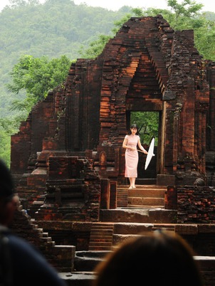 Thánh địa Mỹ Sơn huyền ảo trong thung lũng bao quanh rừng già