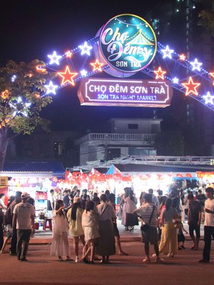 Du khách thích thú khám phá chợ đêm Sơn Trà