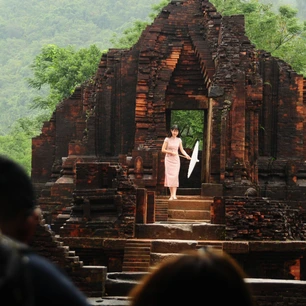 Thánh địa Mỹ Sơn huyền ảo trong thung lũng bao quanh rừng già