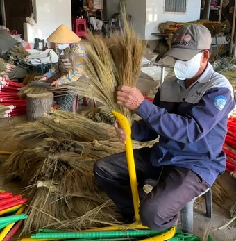Hối hả chạy đua đơn hàng Tết ở làng nghề chổi đót Chiêm Sơn, Đà Nẵng