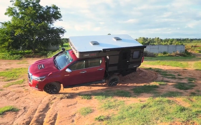 Toyota Hilux hoán cải thành nhà di động, nặng thêm hàng trăm kg vẫn trèo đèo lội suối như thường