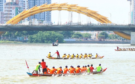 Chen chân xem giải đua thuyền trên sông Hàn Đà Nẵng mừng Quốc khánh 2-9