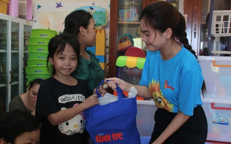 Vừa trở lại bệnh viện, bệnh nhi ung thư vui mừng khi nhận quà từ báo Tuổi Trẻ