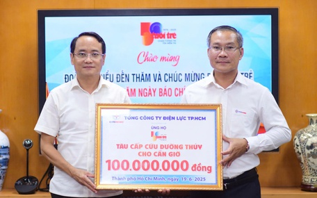 Tổng công ty Điện lực TP.HCM ủng hộ tàu cấp cứu đường thủy 100 triệu đồng