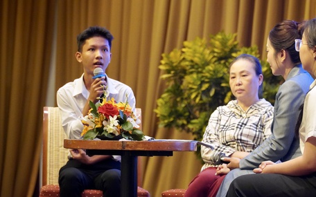 'Số tiền này con mua đôi giày mới đi học, không cần phải mượn giày của bạn nữa nhé con'