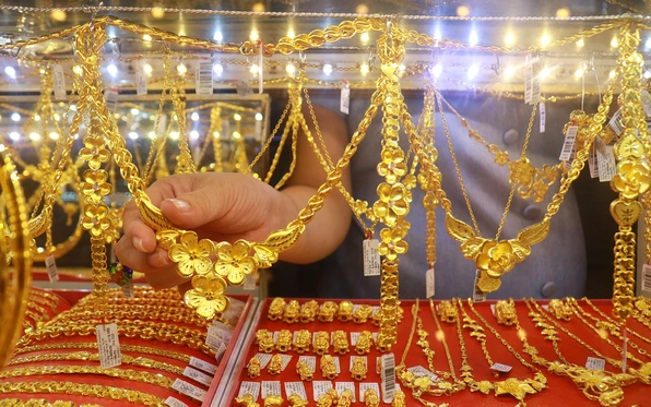 Vì sao giá vàng và giá bạc tăng không ngừng?