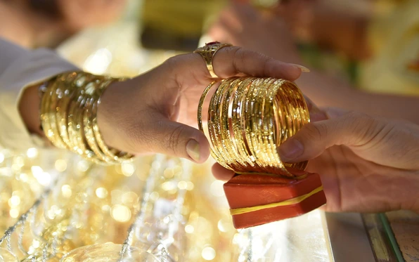 Giá vàng và bạc giảm mạnh do áp lực chốt lời